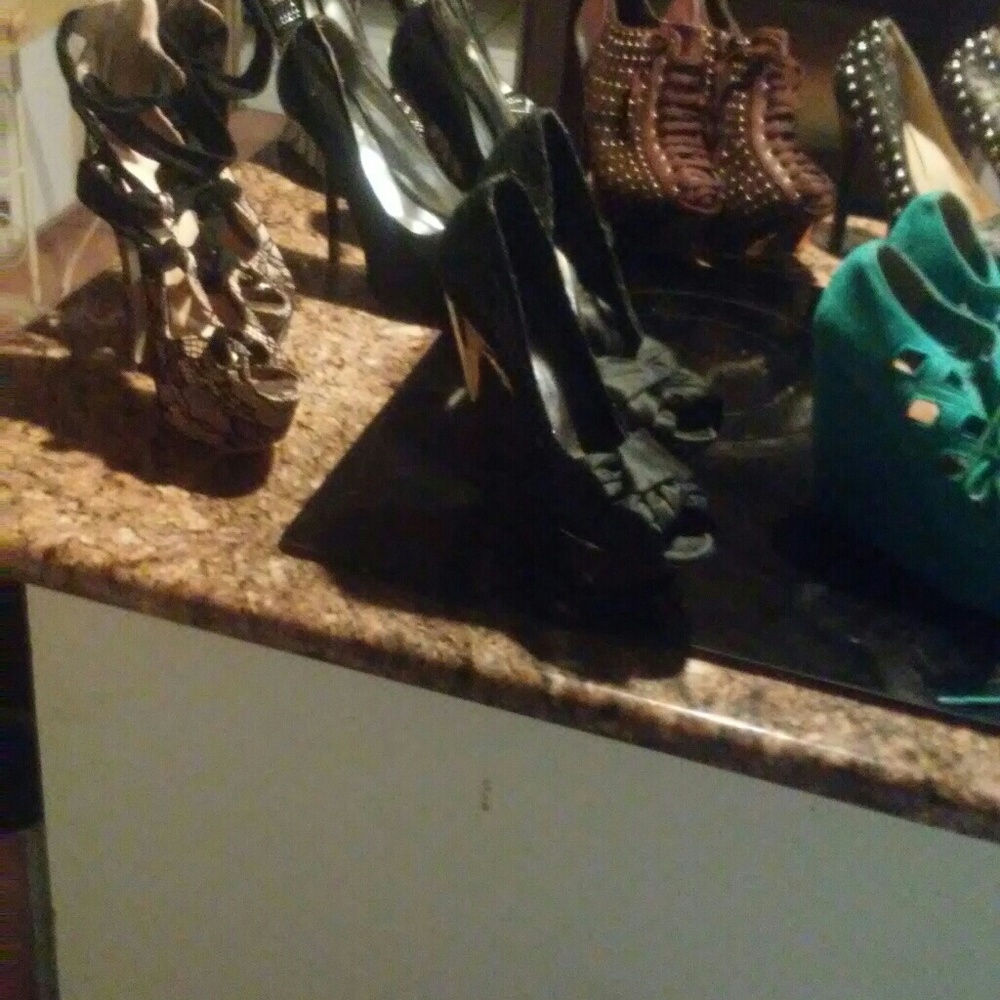 Shoes - Picture 4 of 8